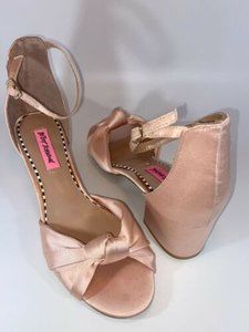 Betsey Johnson Ivee Fabric Open Toe Heel Shoe Blush Size 9.5 Retro Shabby Chic